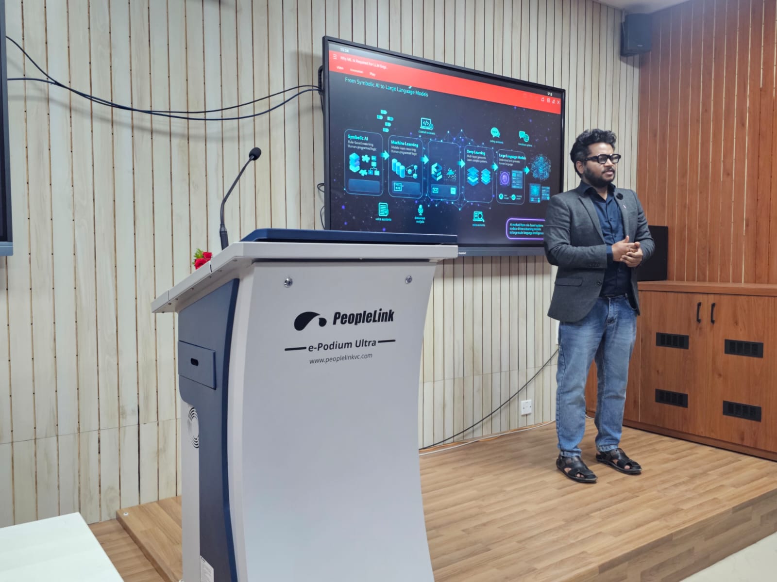 Sashikant Mishra presenting on AI